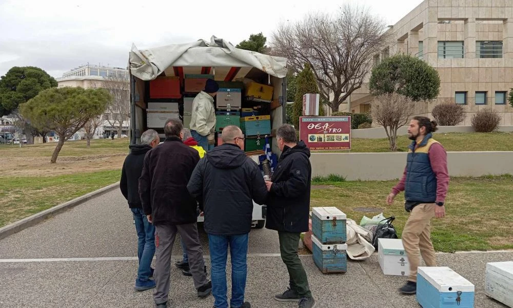 Θεσσαλονίκη: Οι μελισσοκόμοι διαμαρτύρονται με άδειες κυψέλες στη Νέα Παραλία (Εικόνες-Βίντεο)